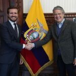 Pablo Casado con el presidente de Ecuador, Guillermo Lasso.