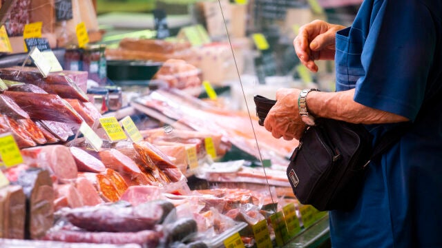 Imagen de una persona comprando en un mercado de Madrid