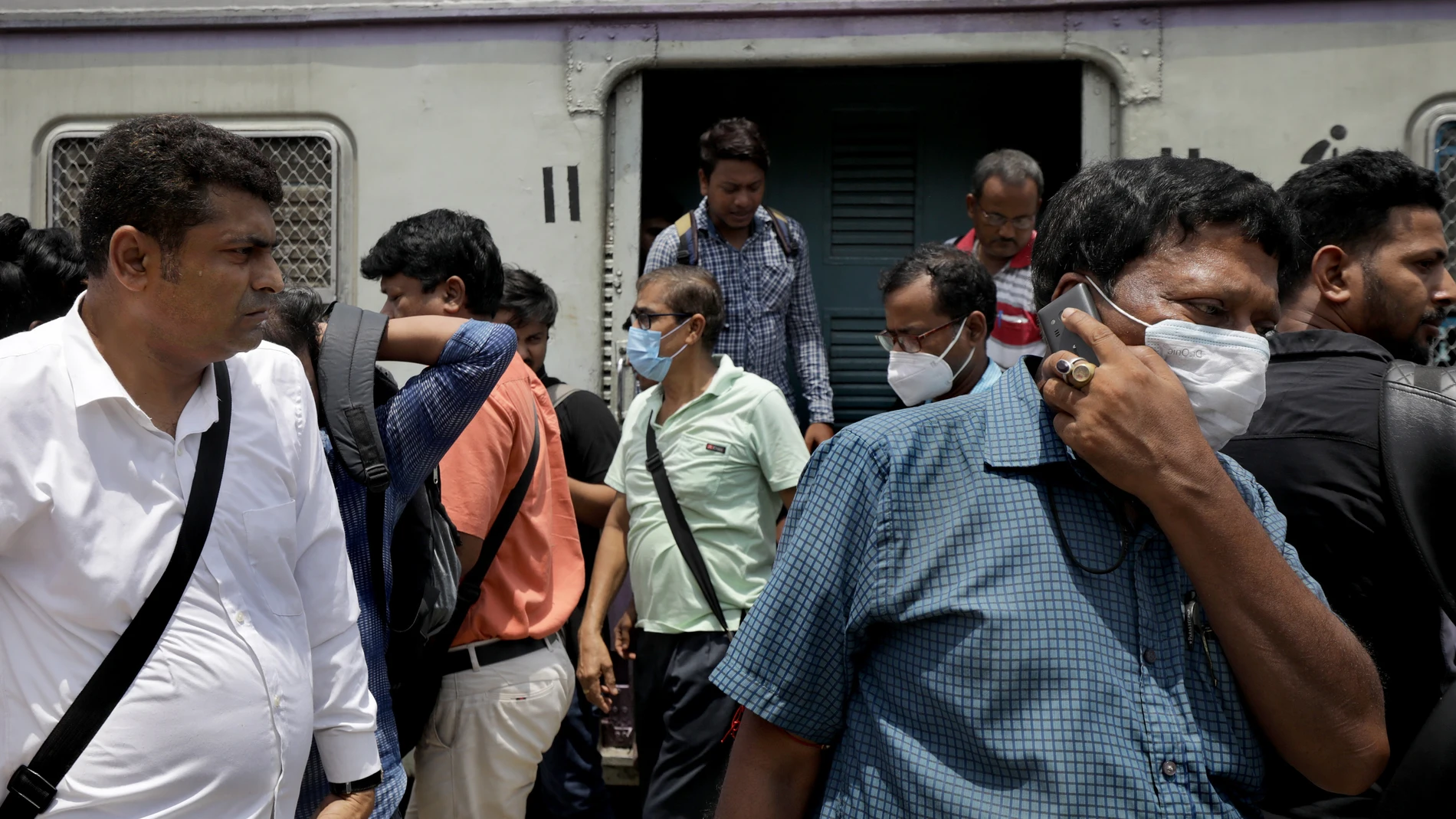 El ministerio de Sanidad de India a alertado hoy del llamativo incremento de casos de covid en el país. En la imagen, pasajeros con y sin mascarilla en una estación de tren de Calcuta.
