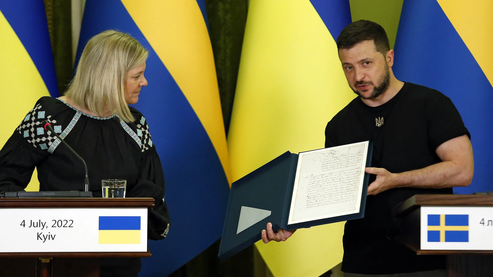 La primera ministra sueca, Magdalena Andersson, y el presidente de Ucrania, Volodomir Zelenski, en su rueda de prensa en Kyiv