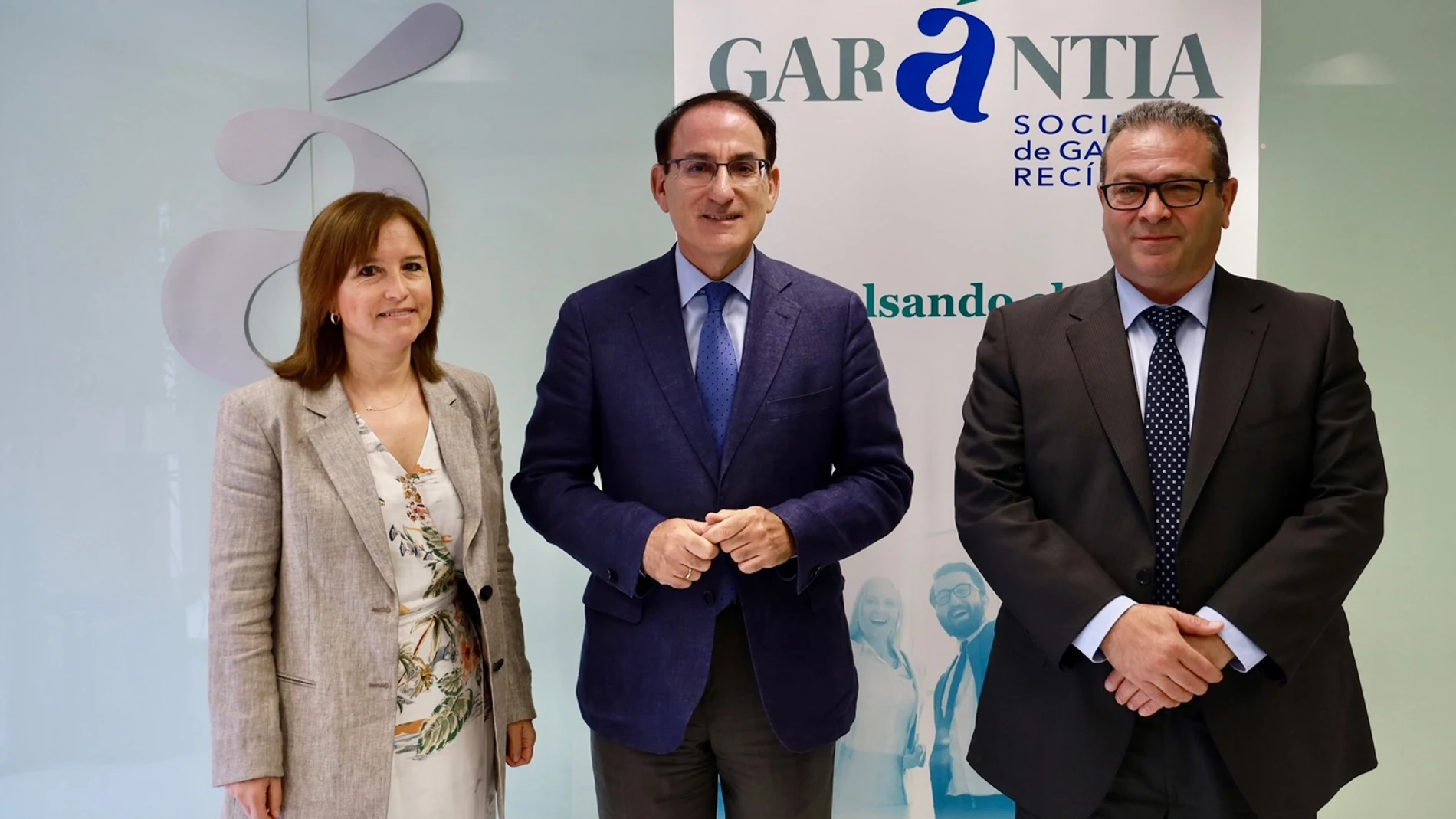 El presidente y el director general de Garántia, Javier González de Lara y Antonio Vega junto con Maribel Martínez, directora de Abay Analistas Económicos