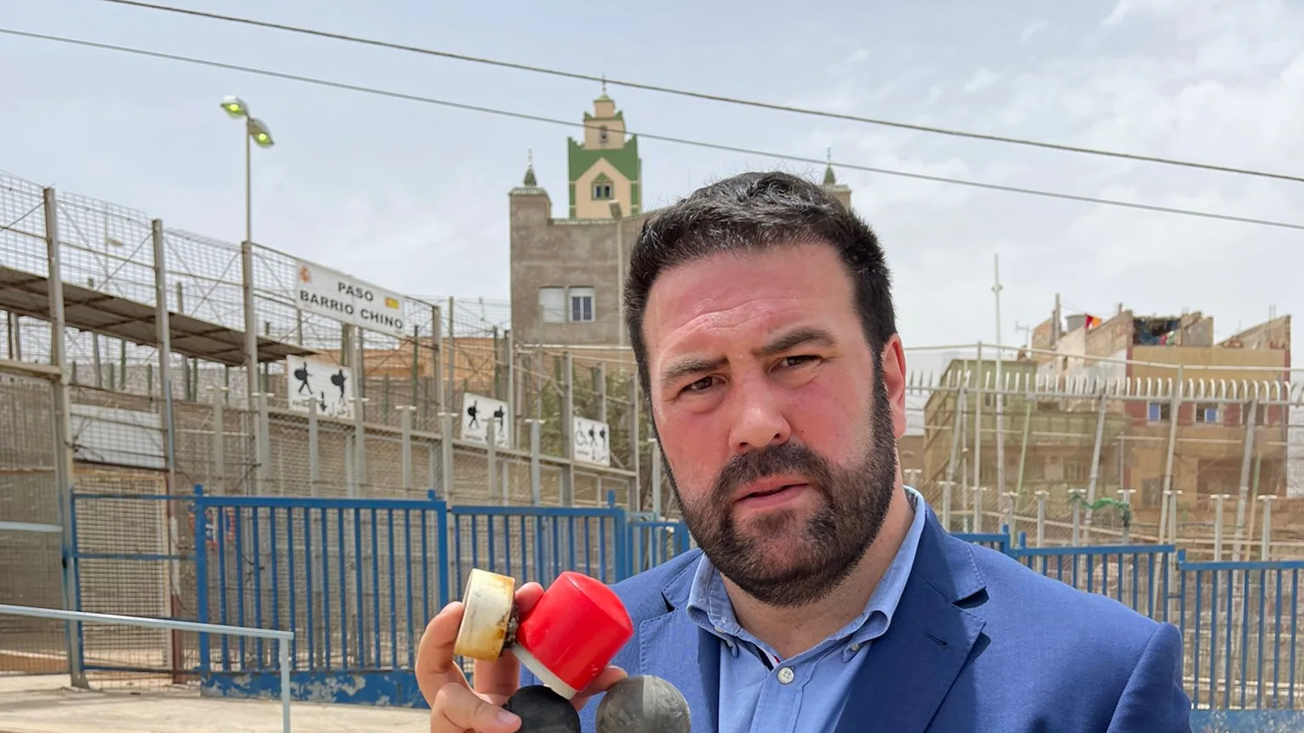 El diputado Jon Iñarritu recogiendo material en la valla de Melilla