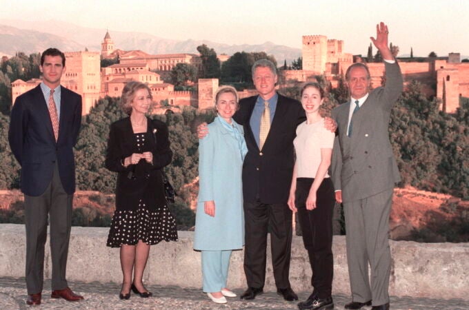 La familia Clinton junto a los Reyes y el príncipe de Asturias en la Alhambra de Granada.