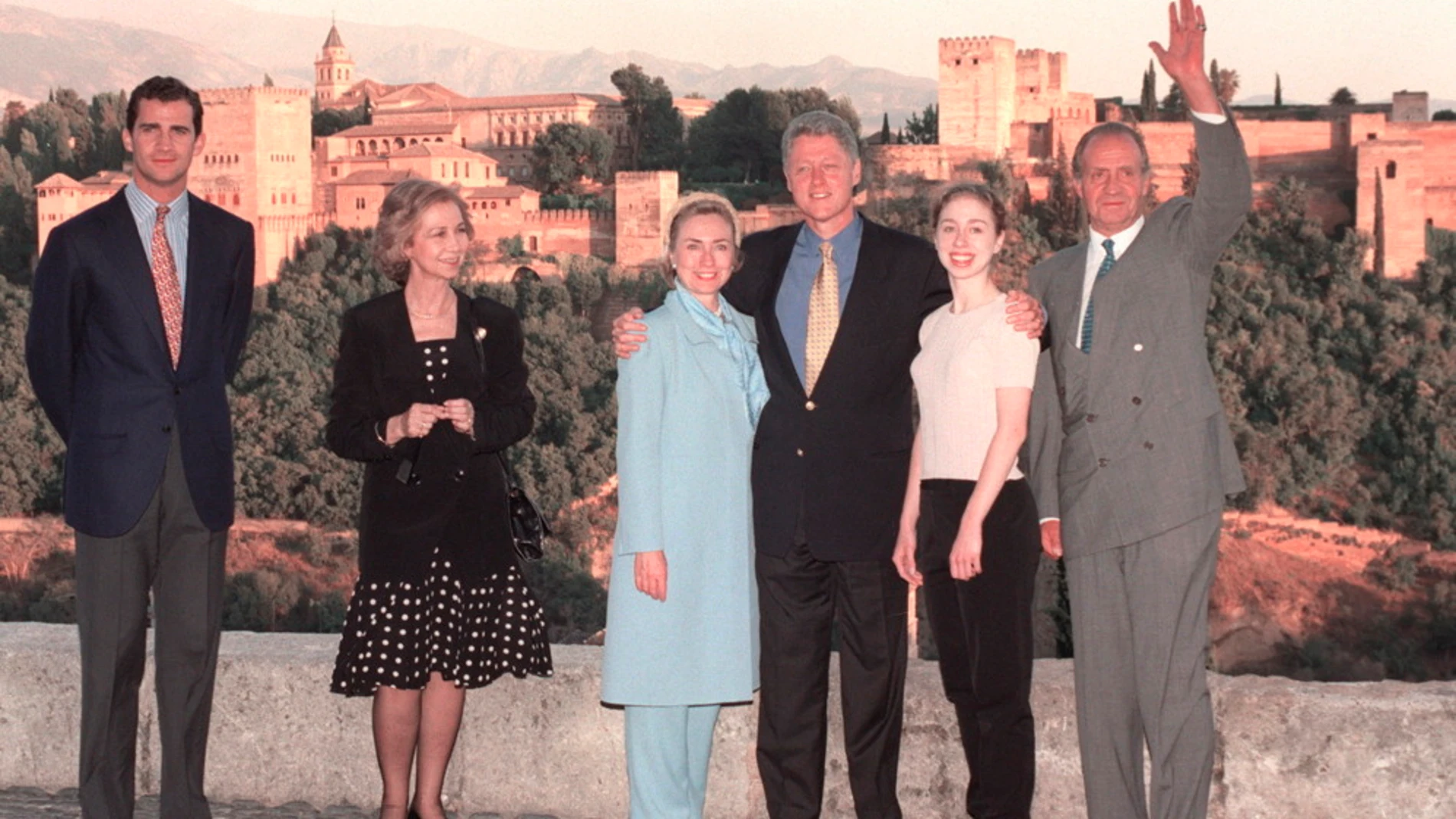 La familia Clinton junto a los Reyes y el príncipe de Asturias en la Alhambra de Granada.