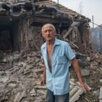 Vladimir Vasilievich, de 71 años, acude a la casa de sus familiares destrozada por los bombardeos rusos en Sloviansk el lunes