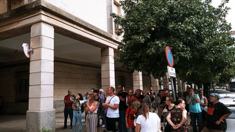 Concentración en los juzgados del Prado para criticar la detención de un activista durante una protesta por los cortes de luz. ALFREDO GUARDIA / EP