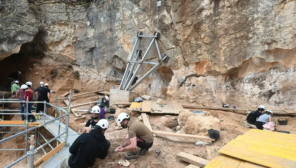 La campaña de excavaciones en Atapuerca, que aún está en su ecuador y seguirá hasta final de mes, ha dado ya su primera sorpresa con el hallazgo de un nuevo nivel en el yacimiento de Elefante que supera los 1,4 millones de años de antigüedad