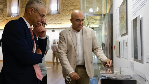 El rector de la Universidad de Salamanca, Ricardo Rivero, inaugura la exposición "El retorno del Cielo de Salamanca. Arte y astronomía en la bóveda de la antigua biblioteca universitaria"