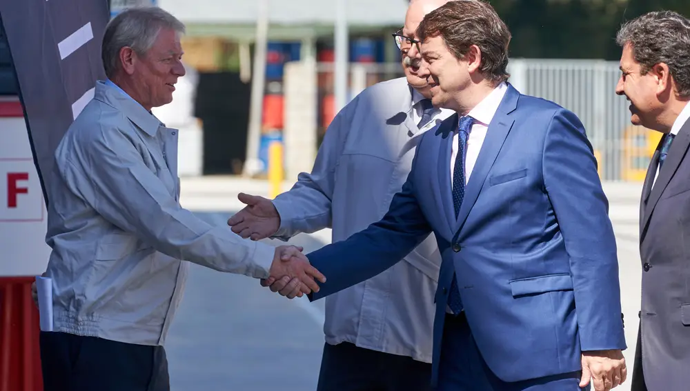 El presidente de la Junta de Castilla y León, Alfonso Fernández Mañueco, saluda al vicepresidente de operaciones de Nissan en la región de AMIEO, Kevin Fitz Patrick, urante el acto de inauguración de la nueva planta de estampación de Nissan