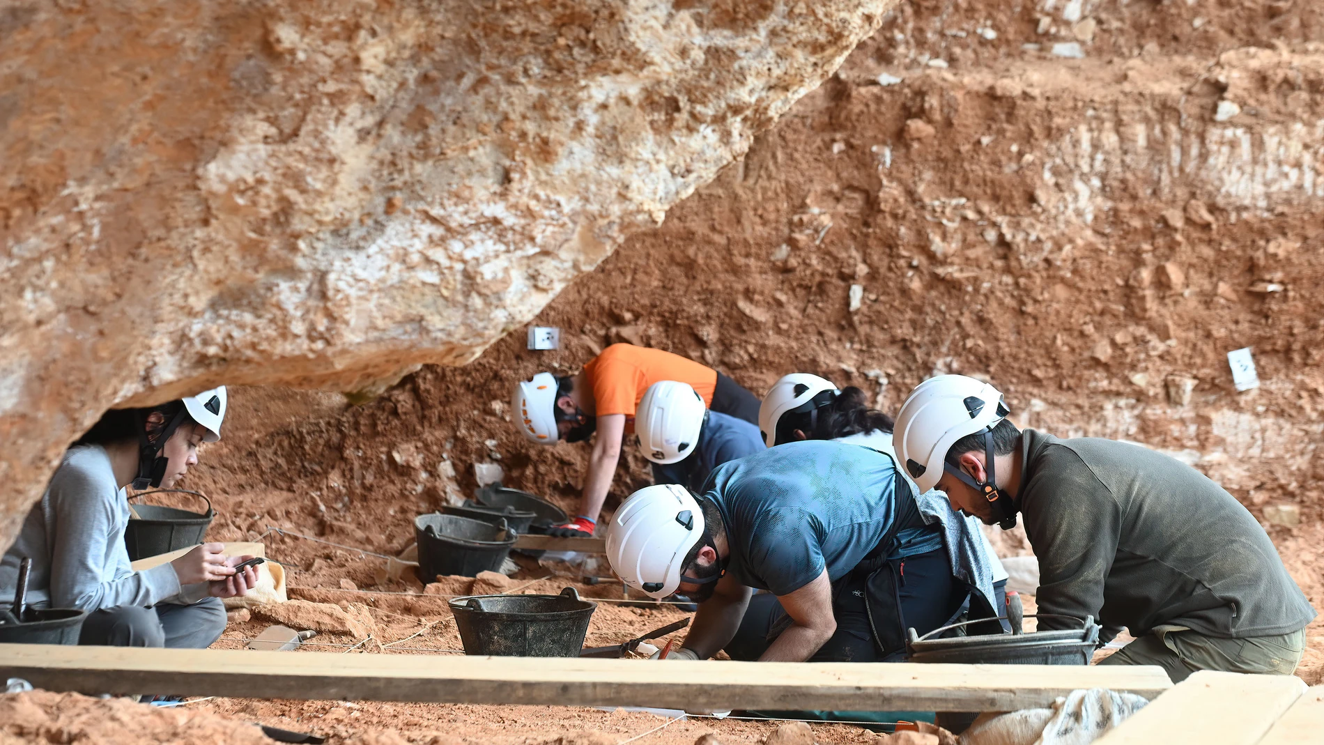 La campaña de excavaciones en Atapuerca, que aún está en su ecuador y seguirá hasta final de mes, ha dado ya su primera sorpresa con el hallazgo de un nuevo nivel en el yacimiento de Elefante