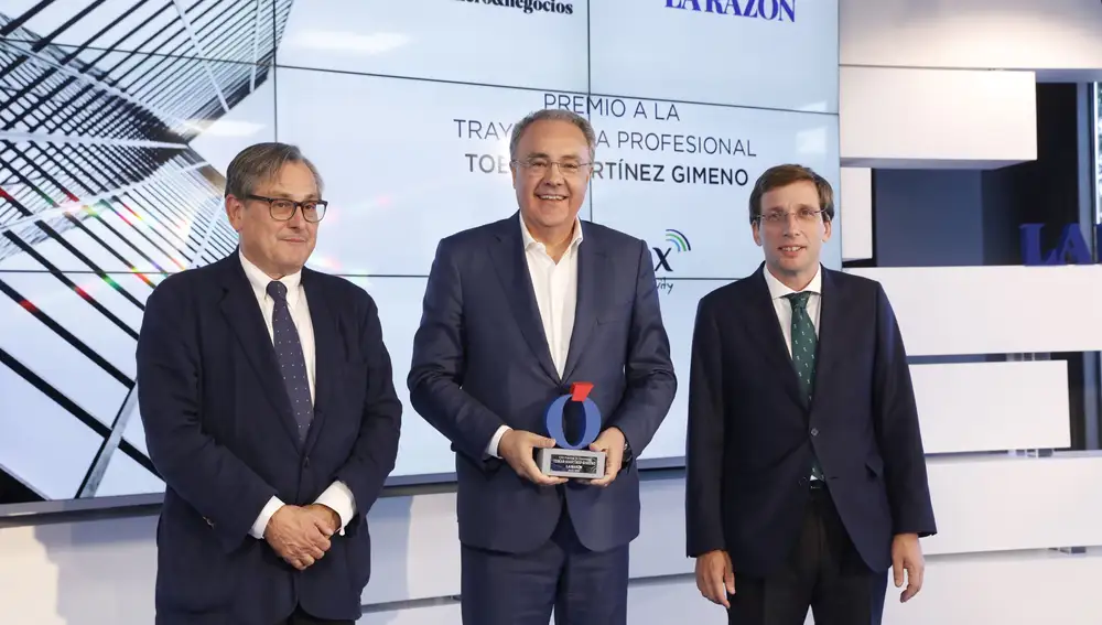 Francisco Marhuenda y José Luis Martínez Almeida entregaron el premio a Tobías Martínez, CEO de Cellnex