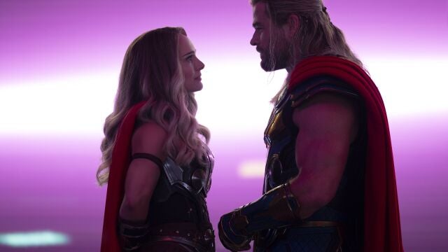Natalie Portman y Chris Hemsworth en "Thor: Love and Thunder."