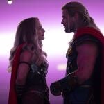 Natalie Portman y Chris Hemsworth en "Thor: Love and Thunder."