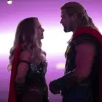 Natalie Portman y Chris Hemsworth en &quot;Thor: Love and Thunder.&quot;