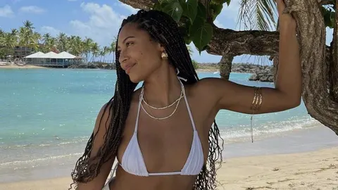Patricia Vázquez espectacular con un bikini blanco.
