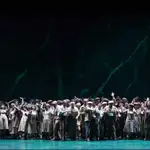 El coro de &quot;Nabucco&quot;, en el Teatro Real, bisó el aria &quot;Va pensiero&quot; tras cinco minutos de ovaciones