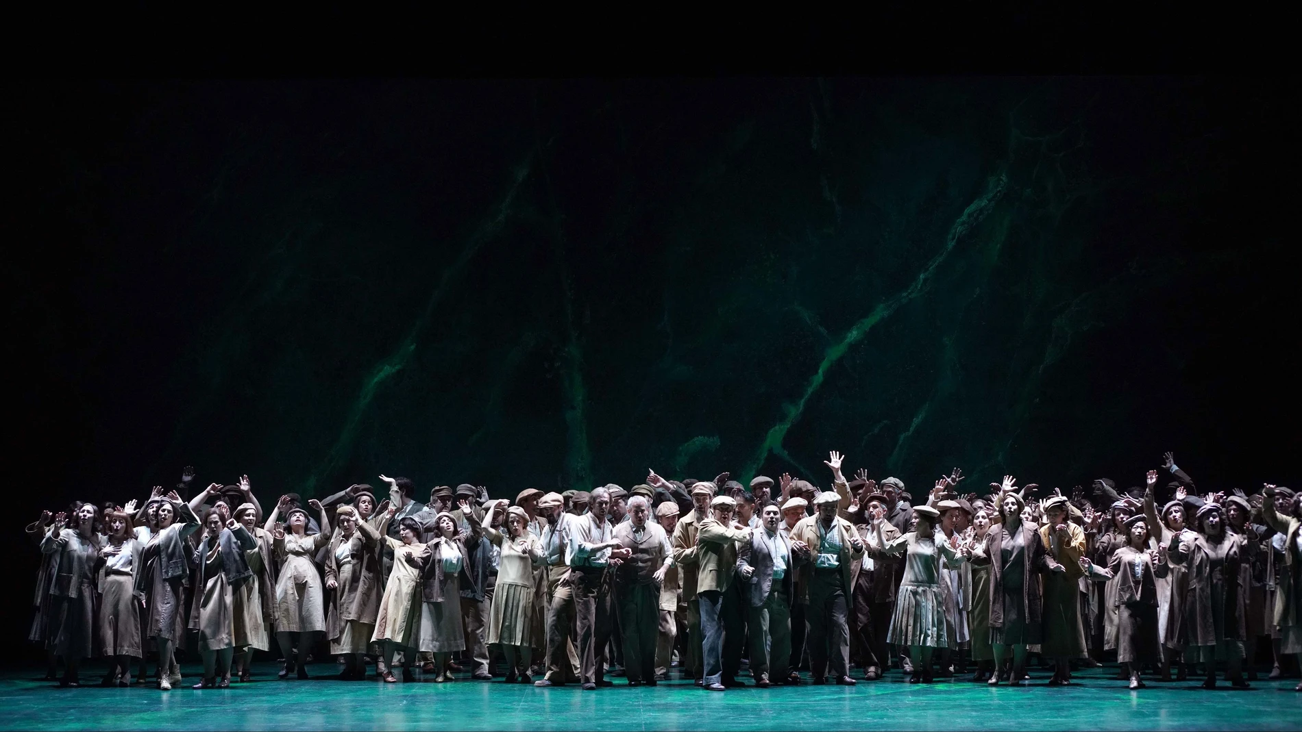 El coro de "Nabucco", en el Teatro Real, bisó el aria "Va pensiero" tras cinco minutos de ovaciones