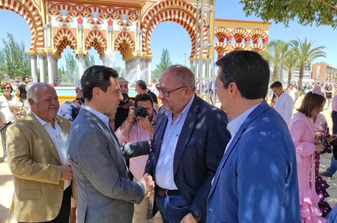 El nuevo rector de la UCO, Manuel Torralbo, saluda al presidente de la Junta de Andalucía, Juanma Moreno, durante un encuenrro en la pasada Feria de Nuestra Señora de la Salud de Córdoba. EUROPA PRESS