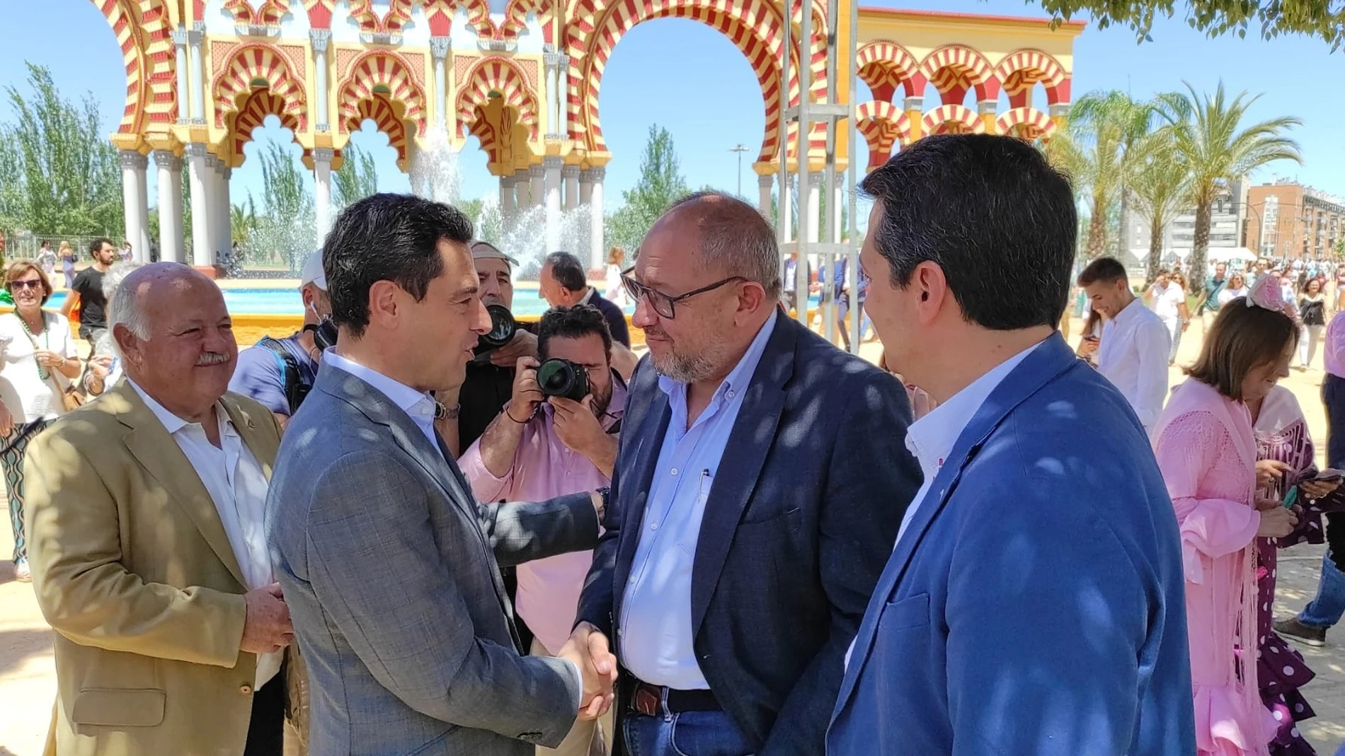 El nuevo rector de la UCO, Manuel Torralbo, saluda al presidente de la Junta de Andalucía, Juanma Moreno, durante un encuenrro en la pasada Feria de Nuestra Señora de la Salud de Córdoba. EUROPA PRESS