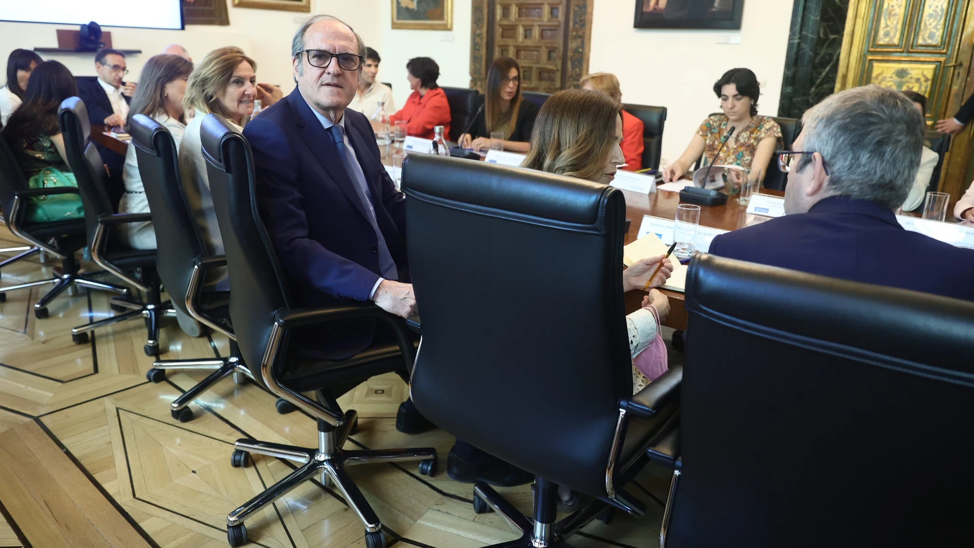 El Defensor del Pueblo, Ángel Gabilondo, preside la primera reunión de la Comisión Asesora para investigar los abusos en la Iglesia