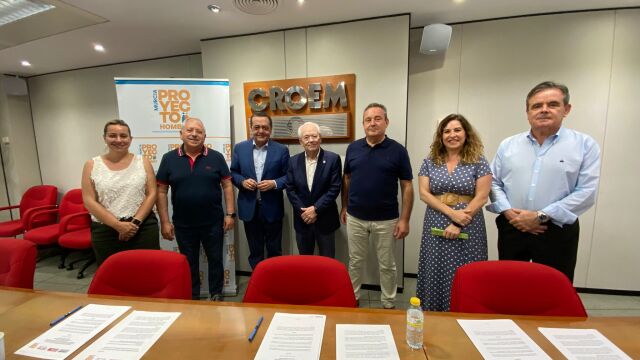 El presidente, José María Albarracín, con los líderes de los sindicatos mayoritarios, Antonio Jiménez (UGT) y Santiago Navarro (CCOO), y el presidente de Proyecto Hombre, Tomás Zamora, tras firmar el acuerdo con el objetivo de colaborar en la prevención de adicciones en el entorno laboral