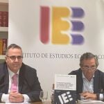 El director general del IEE, Gregorio Izquierdo (Izda) y el presidente del organismo, Íñigo Fernández de Mesa (Dcha), durante la presentación del informe