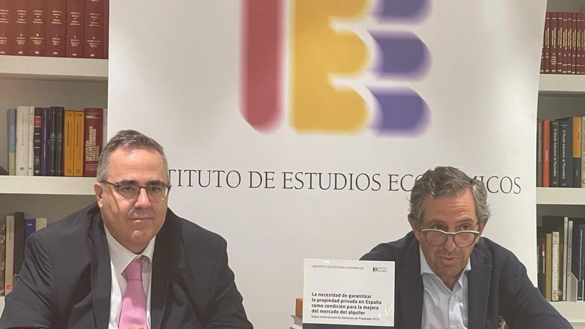 El director general del IEE, Gregorio Izquierdo (Izda) y el presidente del organismo, Íñigo Fernández de Mesa (Dcha), durante la presentación del informe