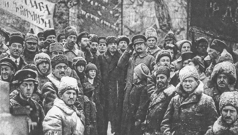 Vladímir Lenin y, saludando, León Trotski, en la Plaza Roja, en 1919