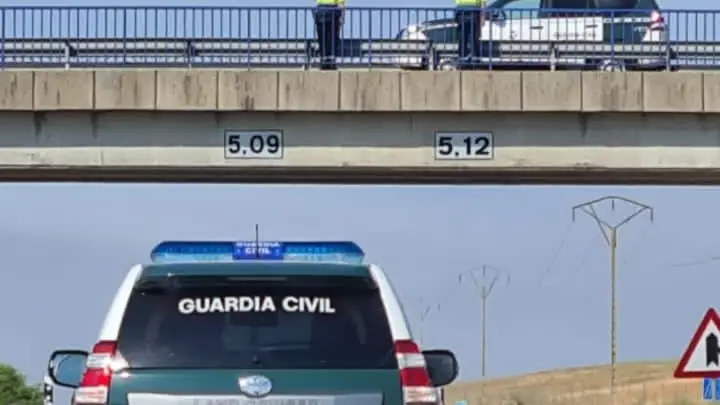 Agentes saludan desde un puente el paso del coche de la Guardia Civil con los restos del teniente coronel fallecido