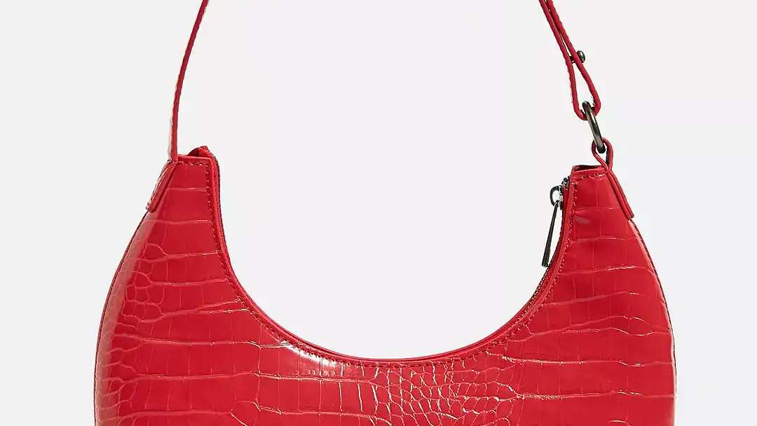 Bolsa de hombro UO Faux Croc, de Urban Outfitters