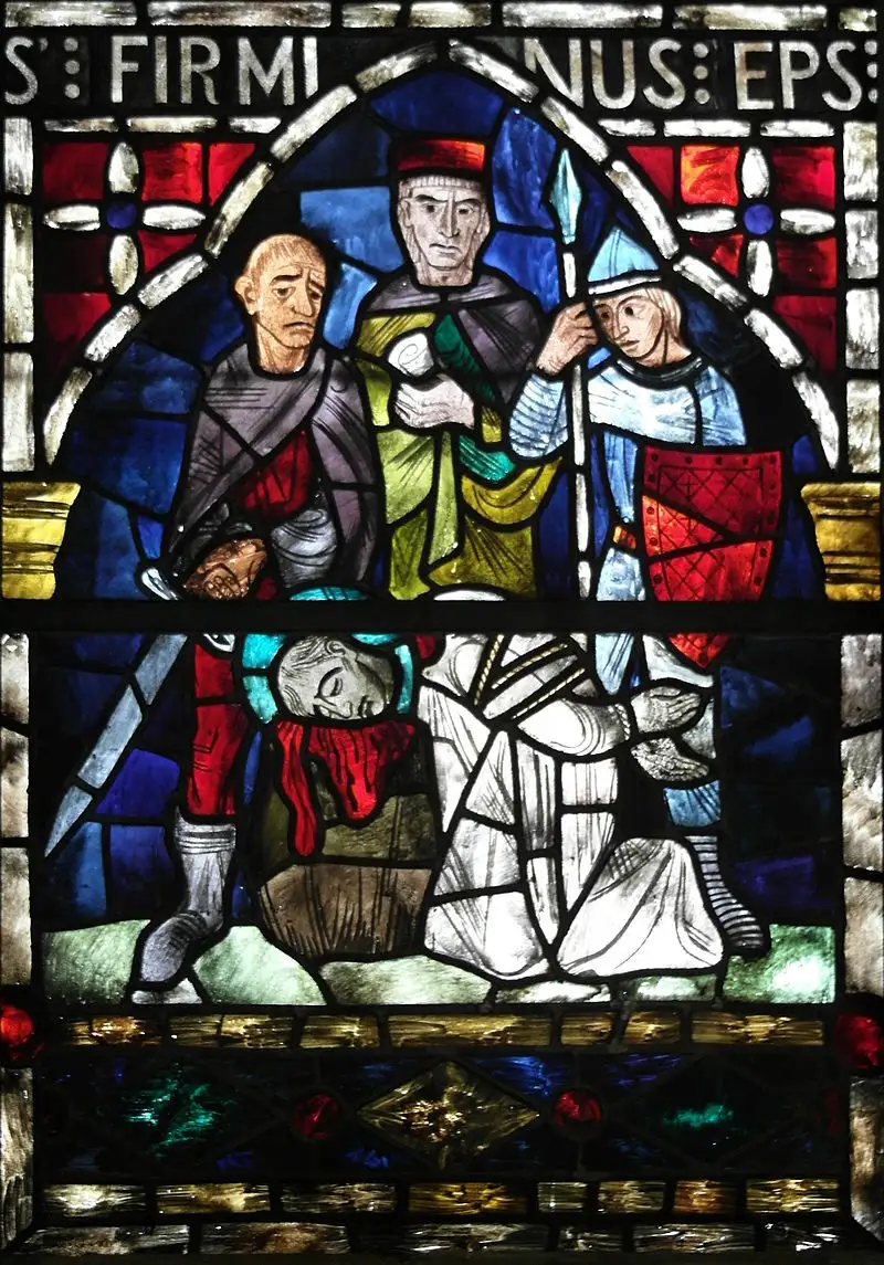 Una vidriera de la iglesia de Roncesvalles, que ilustra el degüello de San Fermín de Amiens | Dominio Público