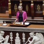 La primera ministra francesa, Elisabeth Borne, pronuncia su discurso en la Asamblea Nacional hoy en París