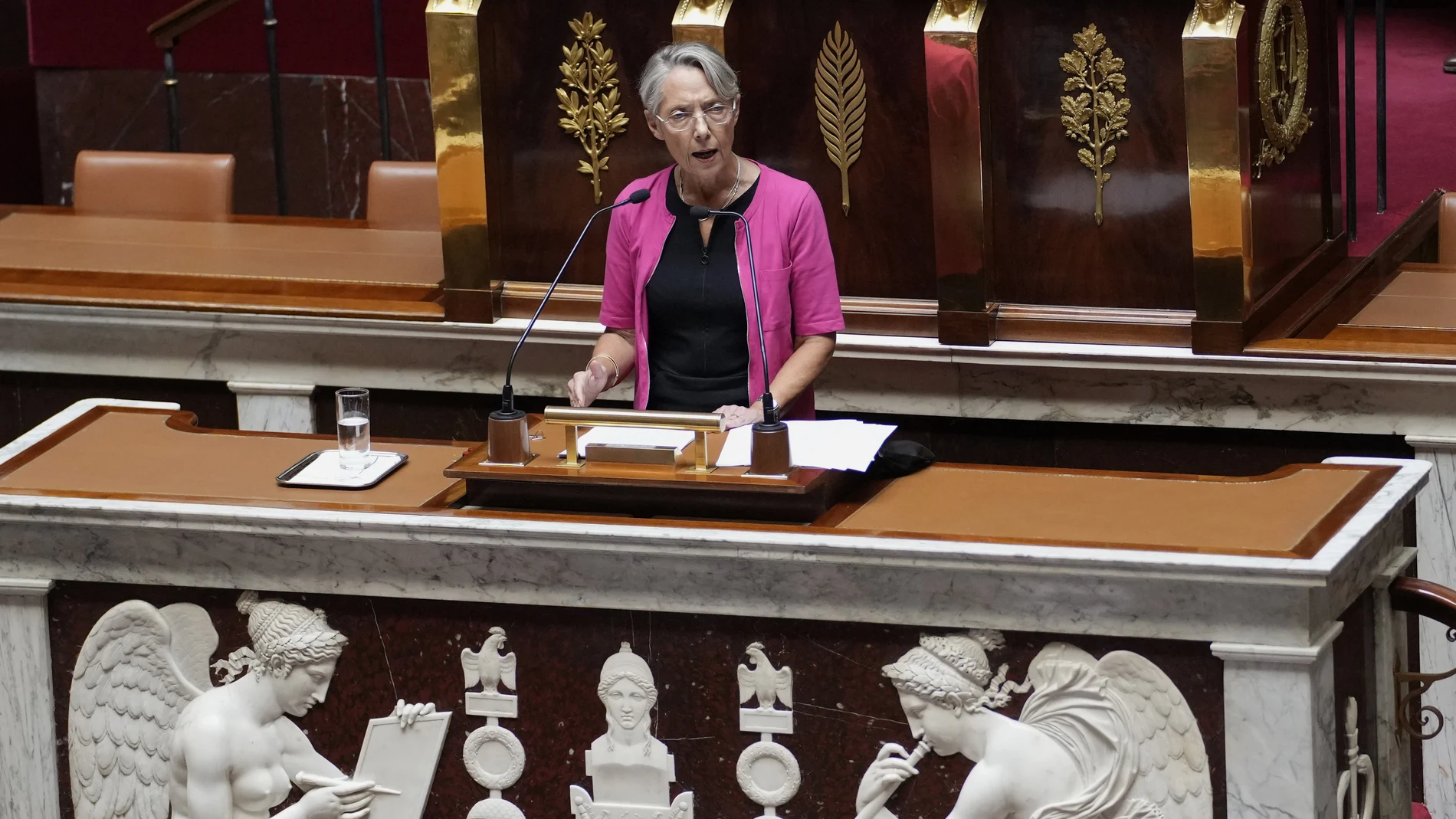 La primera ministra francesa, Elisabeth Borne, pronuncia su discurso en la Asamblea Nacional hoy en París