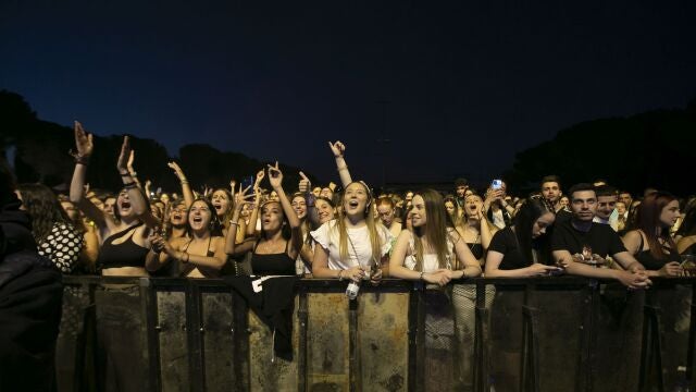 El público, sobre todo joven, disfrutando de los conciertos en Simancas