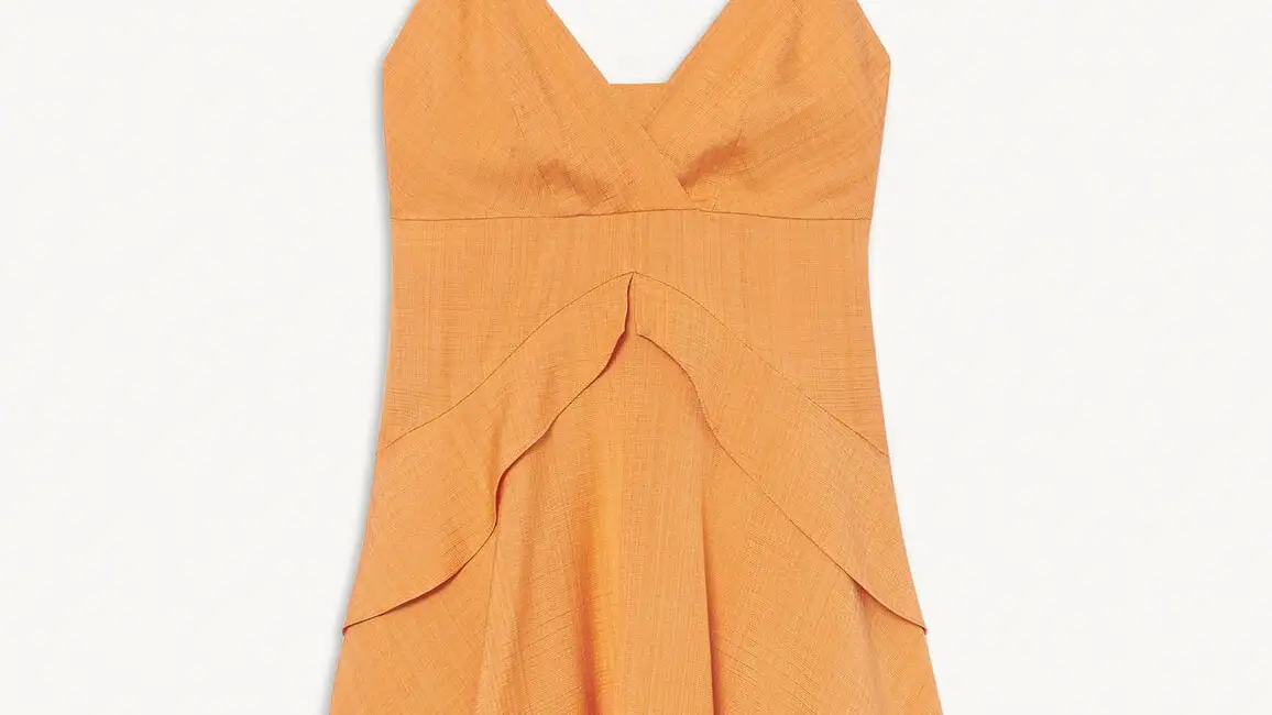 Vestido corto naranja.