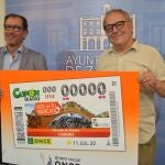 El concejal de Turismo Comercio y OMD del Ayuntamiento de Zamora, Christoph Karl Albert Kaspar, y el delegado territorial de la ONCE en Castilla y León, Ismael Pérez, presentan el cupón dedicado al mercado de abastos de la ciudad