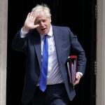 El "premier" británico, Boris Johnson, se ha quedado prácticamente solo en el partido y el Gobierno