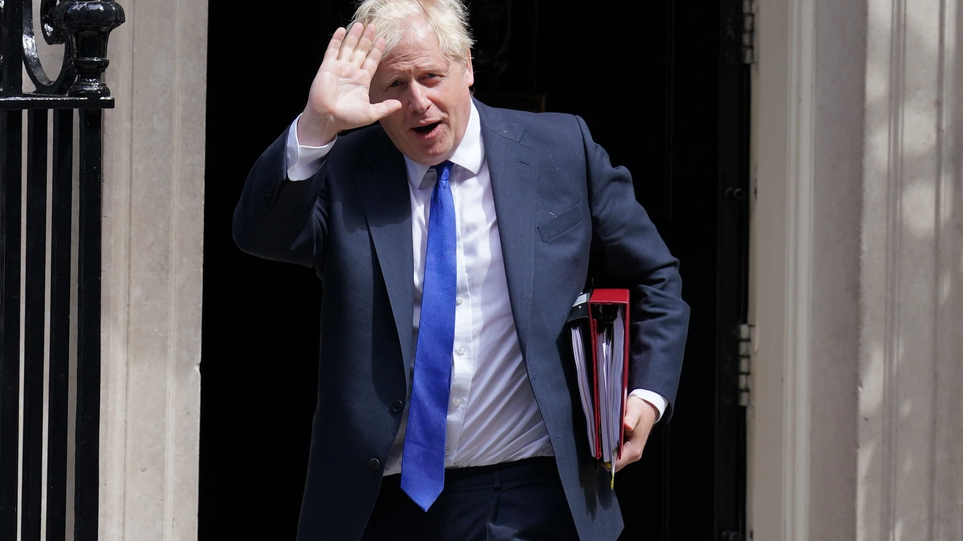 El "premier" británico, Boris Johnson, se ha quedado prácticamente solo en el partido y el Gobierno