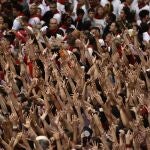 Gente con los brazos levantados en la plaza del Consistorio de Pamplona, para celebrar el "chupinazo" de los "Sanfermines" 2022