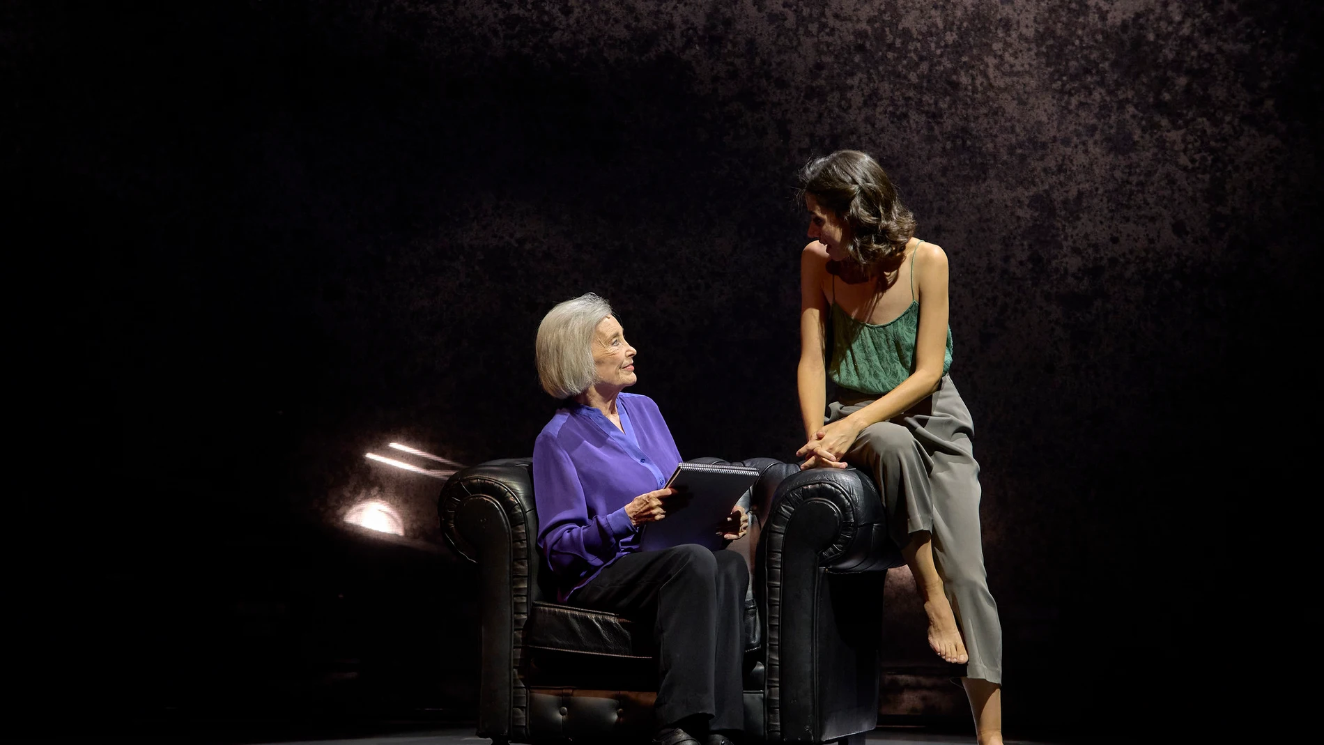 Núria Espert (izda.) y Natalia Huarte sobre las tablas de Teatro Adolfo Marsillach de Almagro