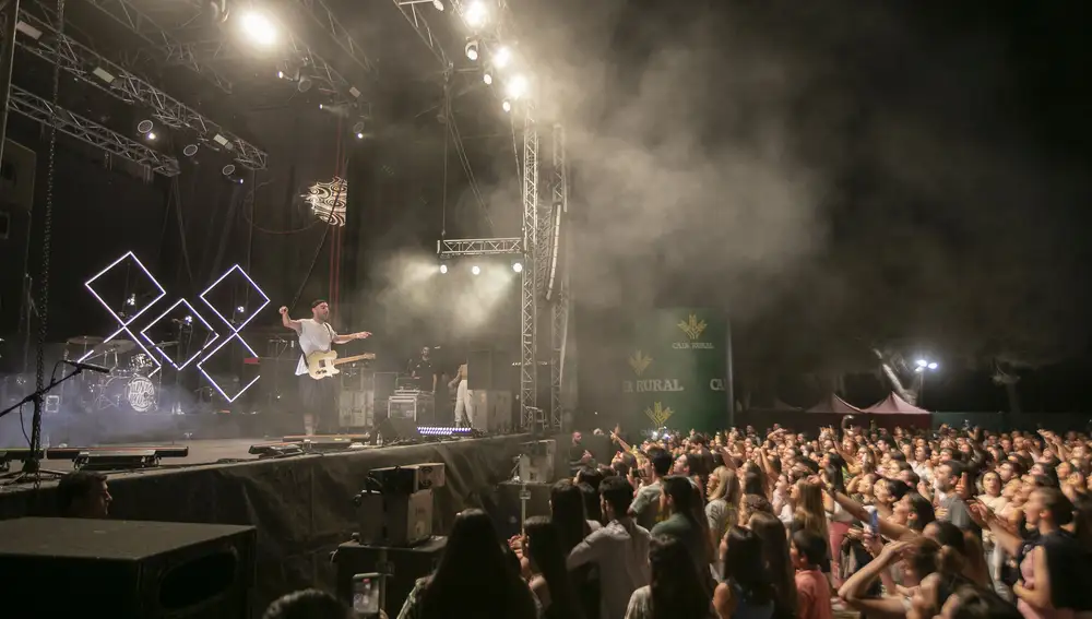 Numeroso publico disfrutando de los conciertos en Simancas