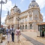 La alcaldesa de Cartagena, Noelia Arroyo (c), ante el Palacio Consistorial de la ciudad portuaria