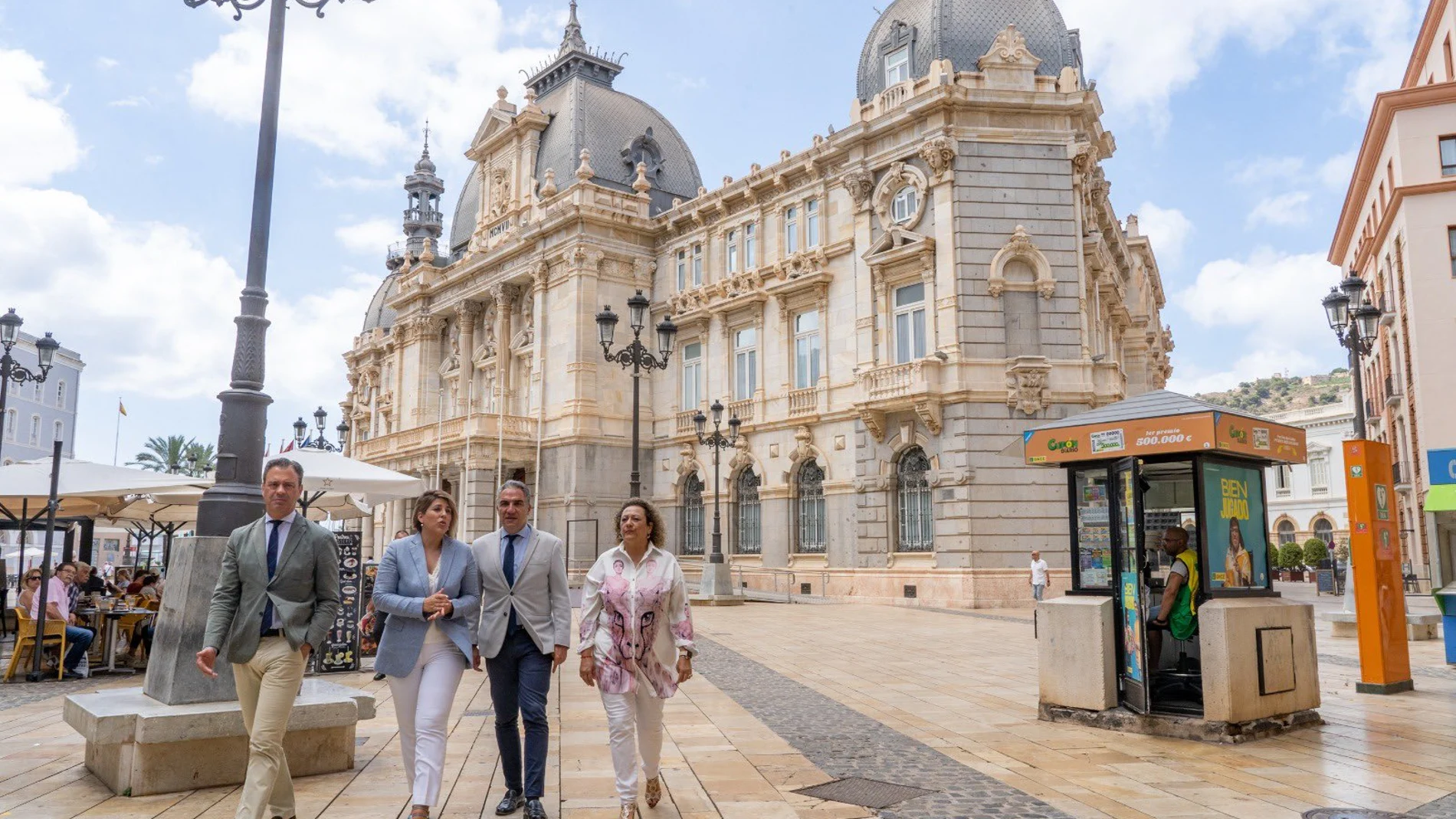 La alcaldesa de Cartagena, Noelia Arroyo (c), ante el Palacio Consistorial de la ciudad portuaria