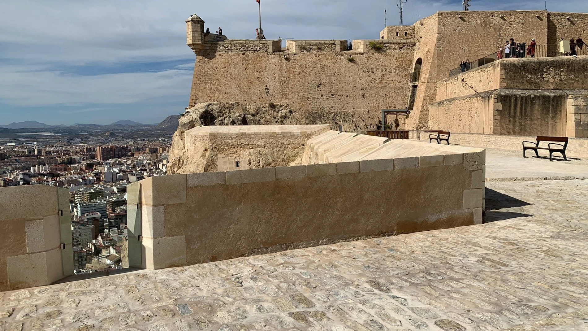 El Castillo de Santa Bárbara reabre el Baluarte de la Mina tras hallar fragmentos del siglo XVIII