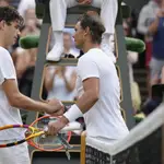 Nadal y Fritz se saludan después del partido de cuartos de final que jugaron en Wimbledon