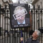 Manifestantes contra el primer ministro en las inmediaciones de Downing Street en una imagen de archivo