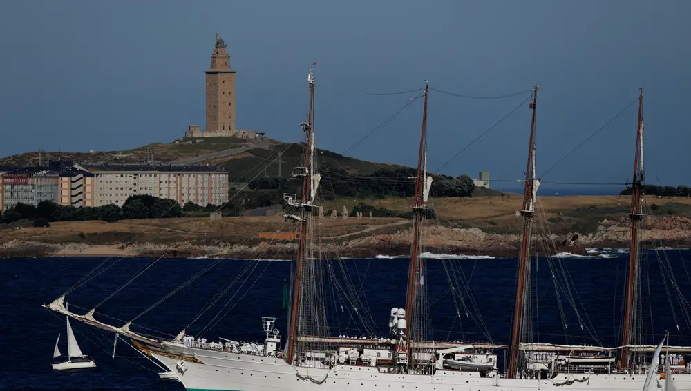 El histórico faro la Torre de Hércules sigue guiando a las embarcaciones en su llegada A Coruña