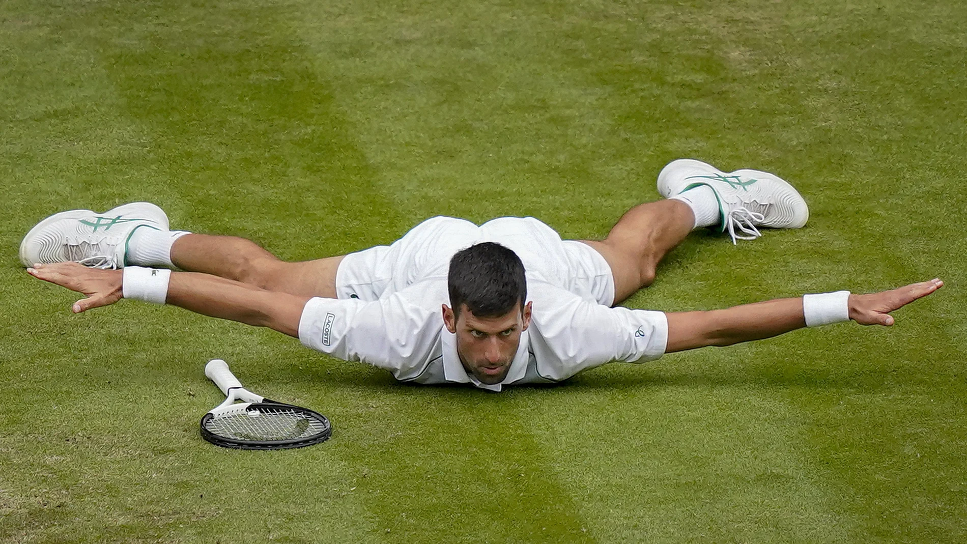 Djokovic dejó en las semifinales ante Sinner una imagen que ya es icónica en Wimbledon 2022