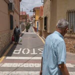 Calle San Jaime de Santomera (Murcia), donde un varón de 24 años ha fallecido ha consecuencia de los golpes recibidos con un palo por parte de otra persona, un hombre de 40 años que ha sido detenido como presunto autor. EFE/Marcial Guillén