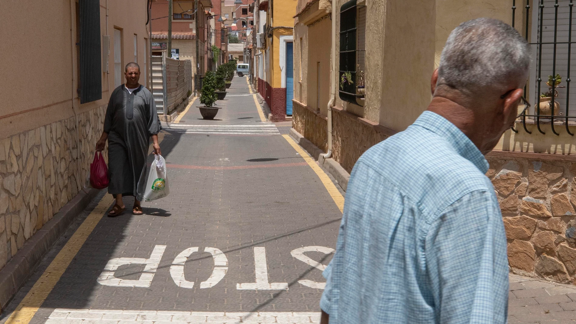Calle San Jaime de Santomera (Murcia), donde un varón de 24 años ha fallecido ha consecuencia de los golpes recibidos con un palo por parte de otra persona, un hombre de 40 años que ha sido detenido como presunto autor. EFE/Marcial Guillén